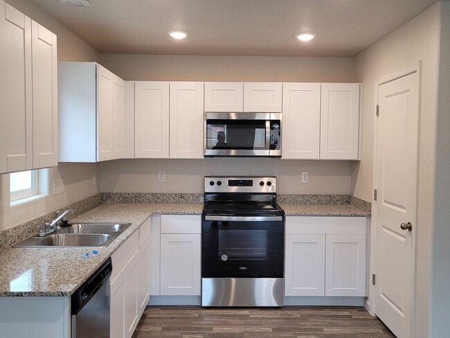 Building Photo - Beautiful 3/2 bath home located in Chaparral Terrace gated community.