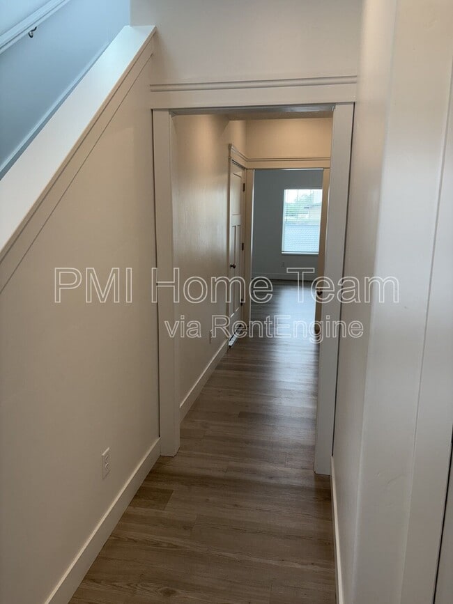 Building Photo - 618 W Cozy Ln