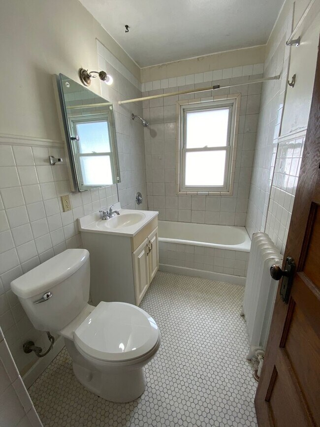 Building Photo - 908 E 4th St