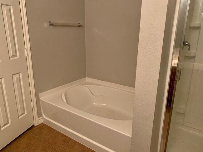 Building Photo - 1415 Millbrook Ln