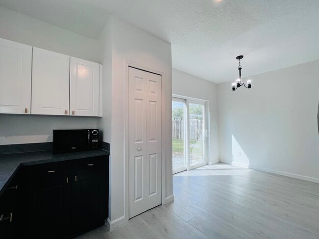 Building Photo - Beautifully Updated 4 bed 2 bath 2 car gar...