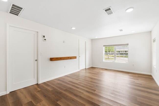 Building Photo - 865 N Ulmer St