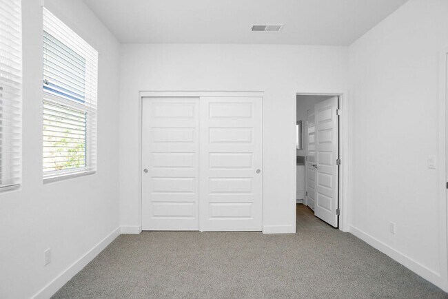 Building Photo - Gorgeous brand new townhome in 3Roots! End...