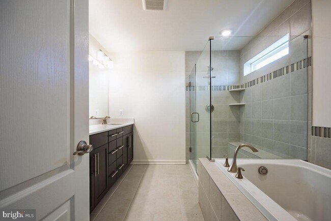 Building Photo - 9920 -B Sir Barton Wy