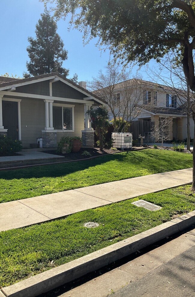 Building Photo - 516 Coconut Pl