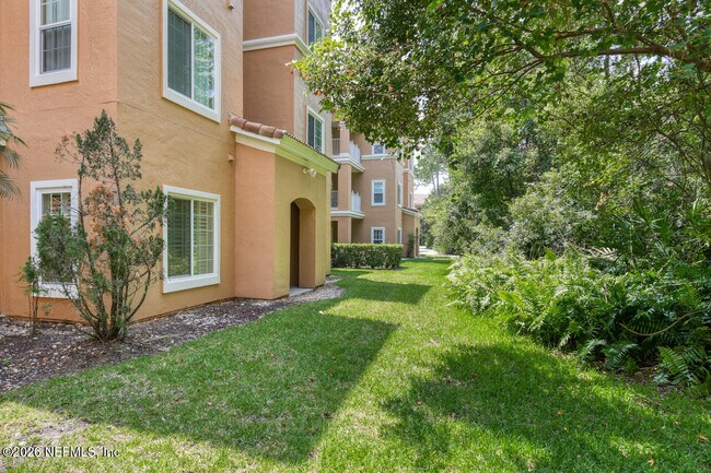 Building Photo - 605 Fairway Dr