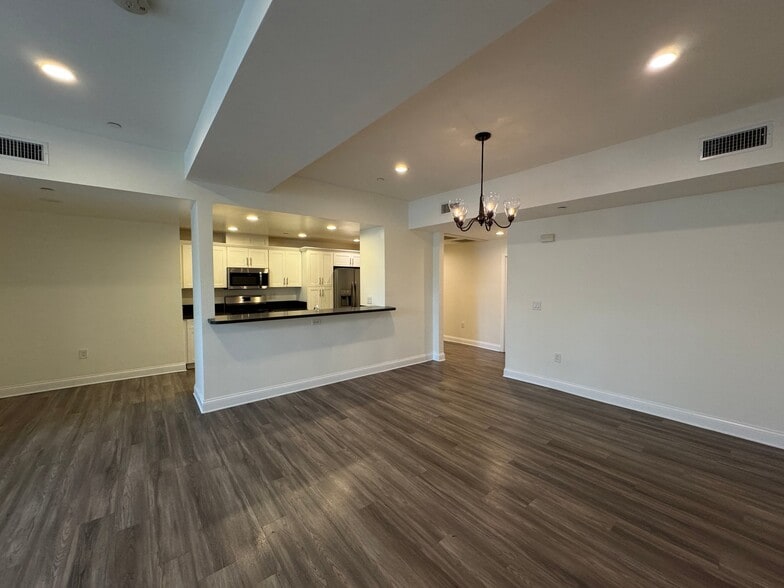 Building Photo - 14934 Burbank Blvd