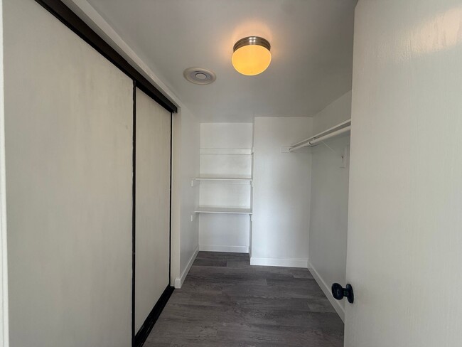 Building Photo - Beautifully Updated End-Unit Condo for Ren...