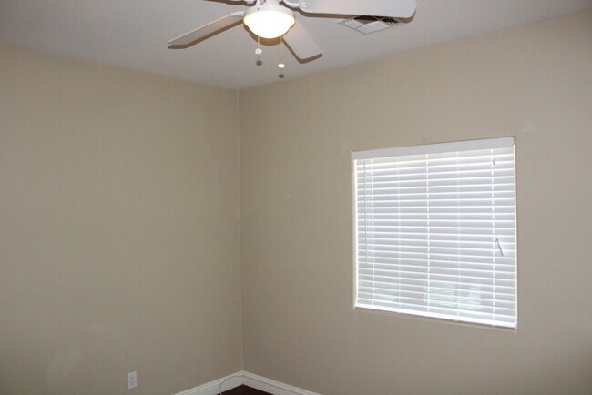 Building Photo - Beautiful 4 bedroom 2.5 bath home located ...