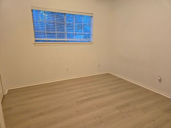 Building Photo - 120 Hiwon Dr