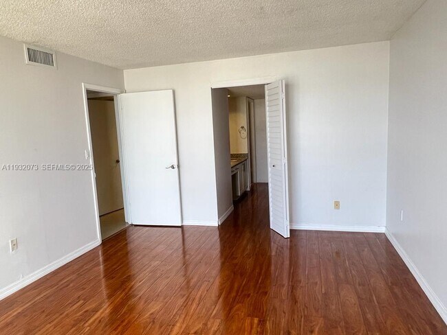 Building Photo - 1450 Brickell Bay Dr