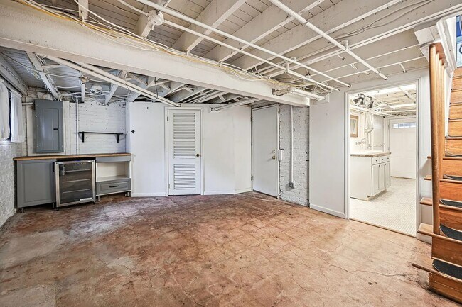 Building Photo - 310 Taylor St NW