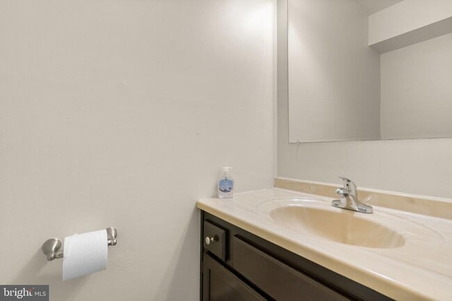 Building Photo - 13 Dinsdale Ct