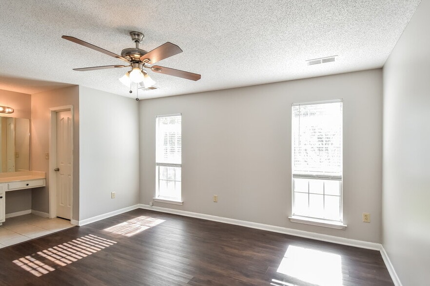 Building Photo - 7110 Redfern Dr