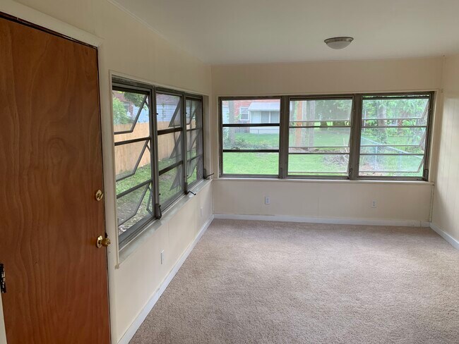 Building Photo - 17241 Shaftsbury Ave