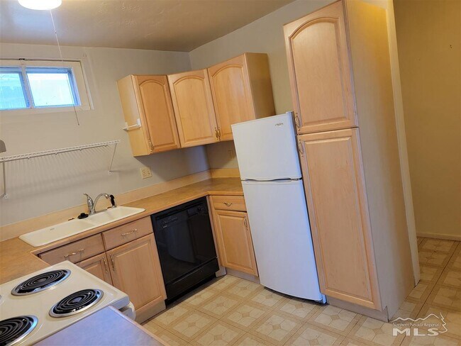 Building Photo - 1361 Hillside Dr