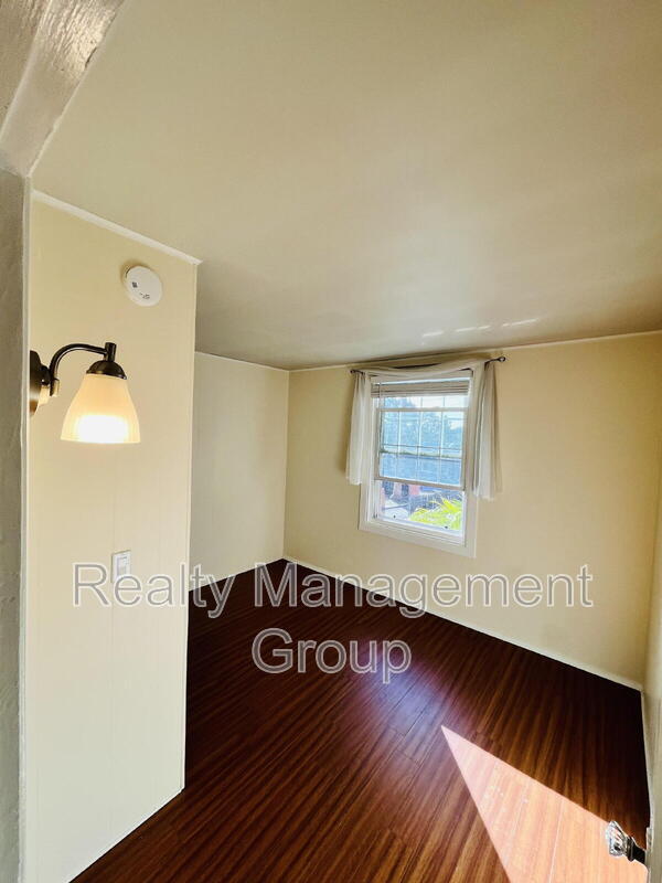 Building Photo - 246 Loma Vista Pl