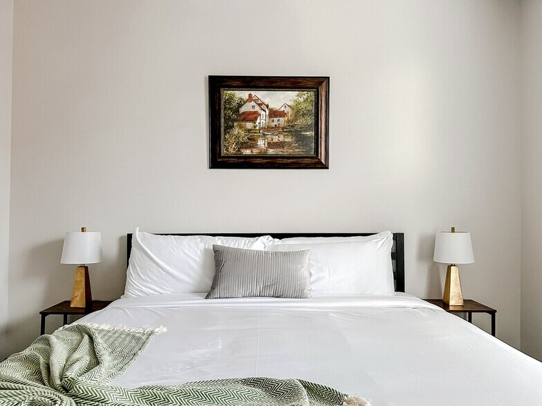 Building Photo - 111 E 4th St