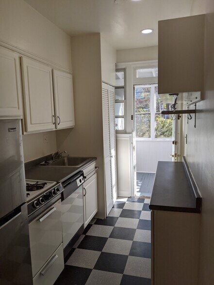 Kitchen - 2443 40th St NW