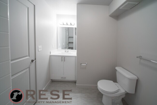 Building Photo - Beautiful Modern Orem Condo w free interne...