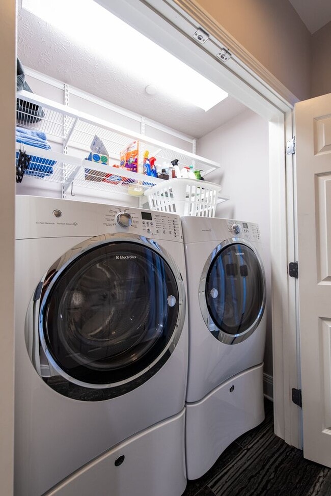 Building Photo - Furnished 3 bedroom/2bath Condo including Utilities!