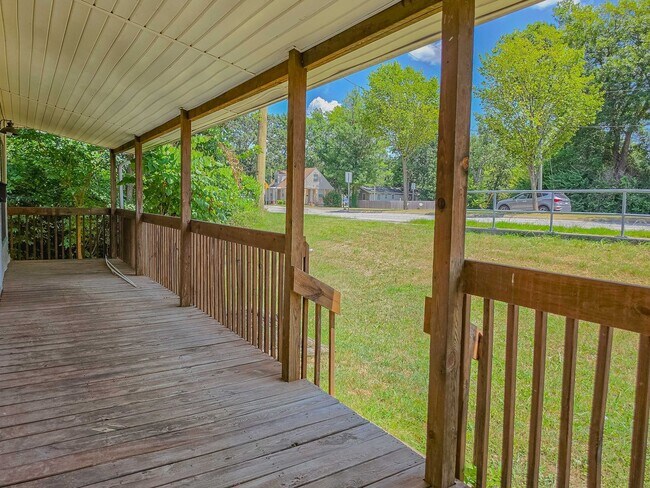 Building Photo - Charming 3 Bed 1.5 Bath home walkable to campus