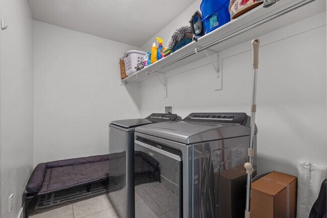 Building Photo - 333 E 170 N