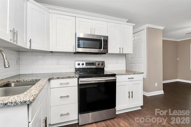 Building Photo - 2213 Kennesaw Dr