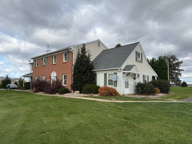 Building Photo - 3015 W Newport Rd