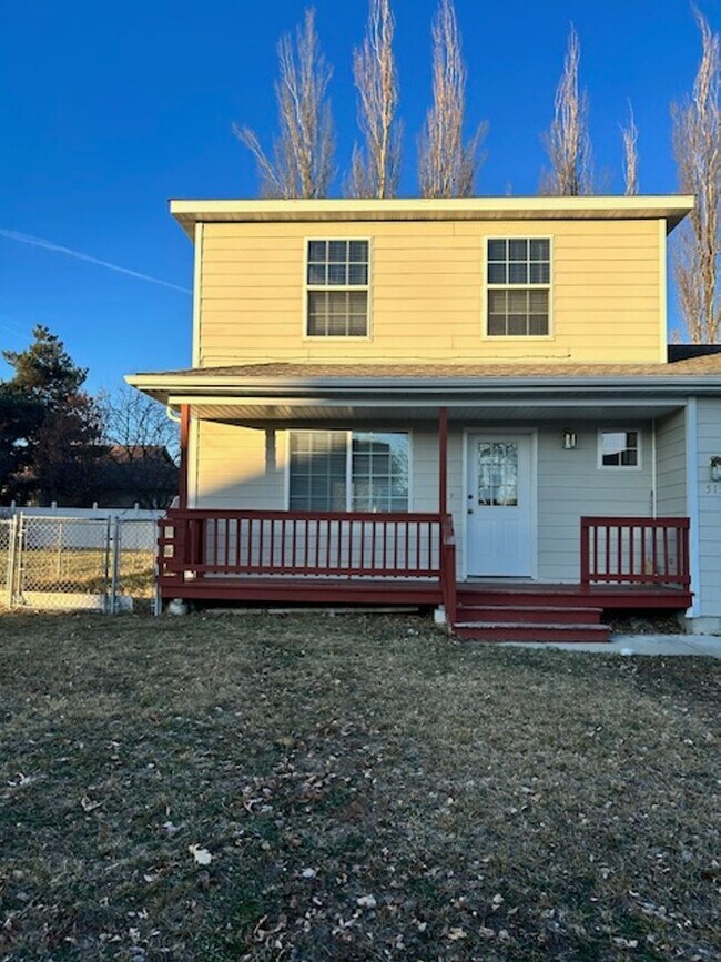 Building Photo - 3 Bedroom 2 Bathroom Centrally Located Tow...