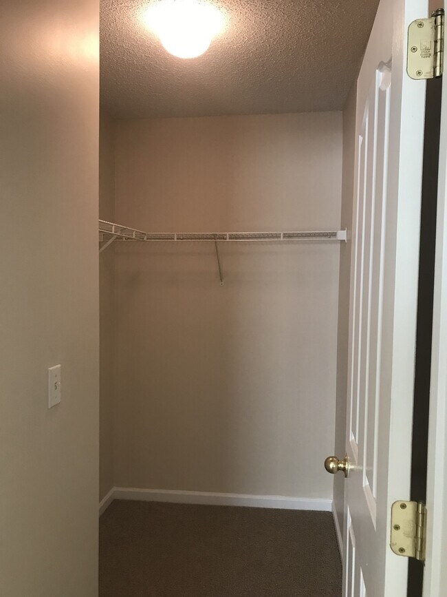 Building Photo - 3 Bedroom  2.5 Bath townhome located at  T...