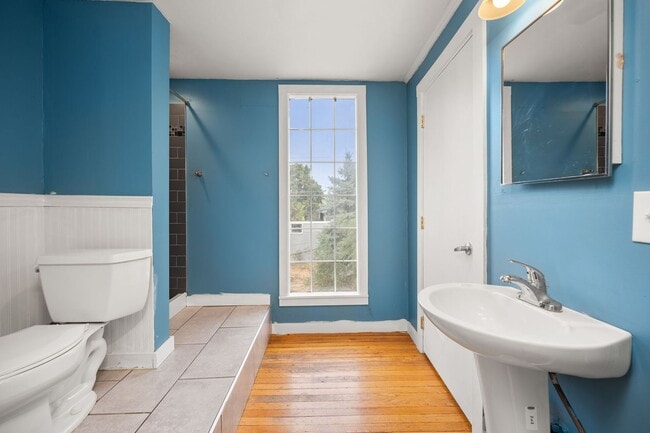 Building Photo - Centrally Located Home With Unbelievable C...