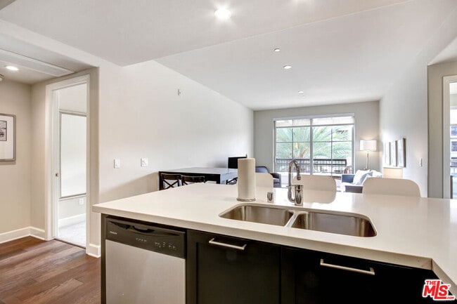 Building Photo - 589 Americana Way