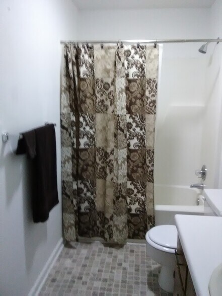 Main bathroom - 50 Douglas Rd