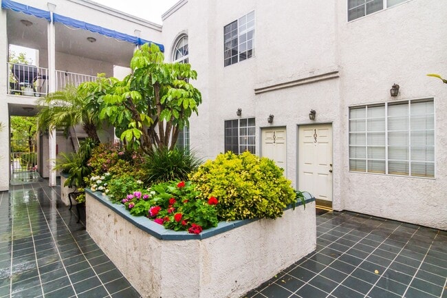 Building Photo - PRIME LOCATION FOR 2 BEDROOM/2.5 BATHROOM ...