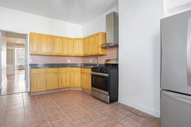 Building Photo - 128 OAK St