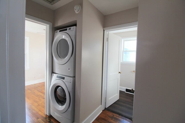 Building Photo - Two bed one bath. Big backyard. Street and all street parking.