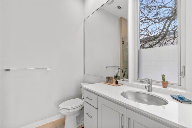 Building Photo - 1608 Ravey St