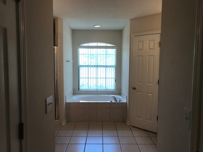 Building Photo - 2642 Hidden Creek Dr