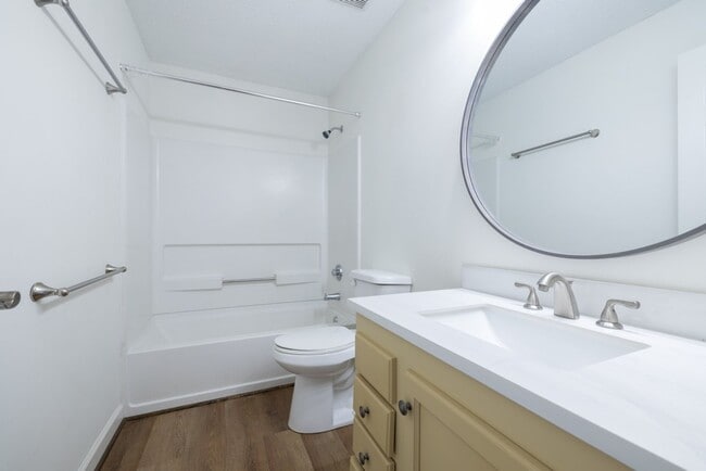 Building Photo - Renovated Condo in Harts Cove!