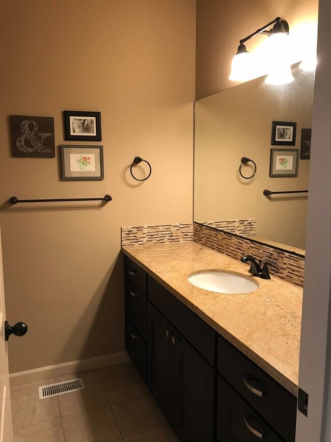 Building Photo - 4bed/3ba Old Portland style Home Nestled i...