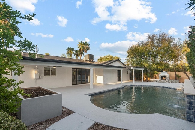 Building Photo - 8525 E Clarendon Ave