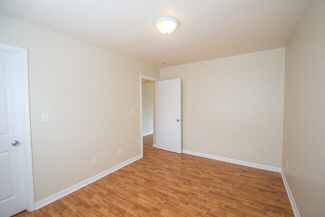 Building Photo - "Charming 3-Bedroom Retreat with 2 Full Ba...