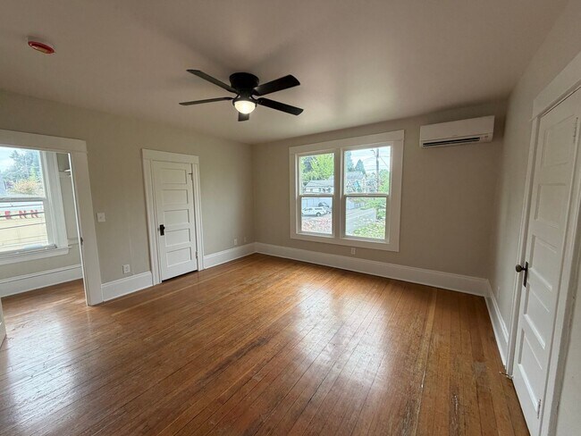 Building Photo - Gorgeous Newly Remodeled Upper Unit in Buckman with Washer/Dryer, A/C