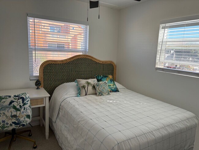 Building Photo - 4027-4029 Ocean Dr