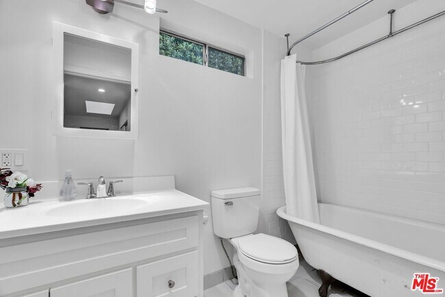 Building Photo - 653 N W Knoll Dr