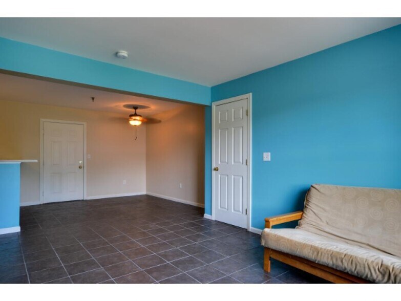 Dining room & Clost - 372 Hildred Dr