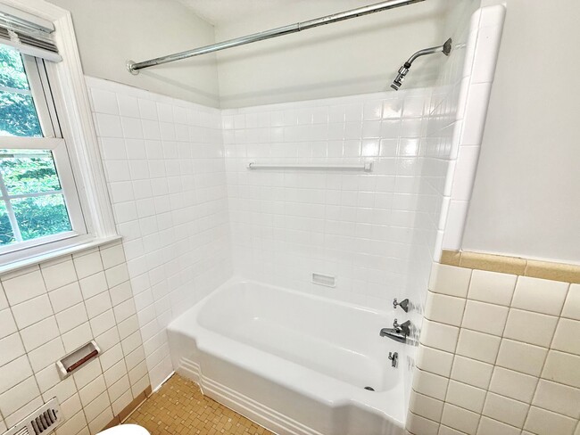 Building Photo - Beautiful 3 Bed 2 Bath Home Located Right ...