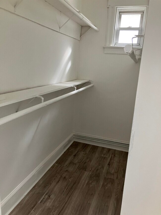 Building Photo - 127 W 51st St