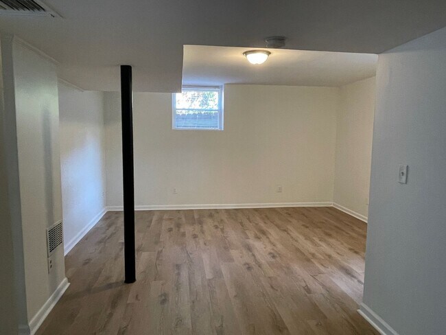 Building Photo - 665 Aline Dr NW